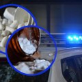 Filmsko hapšenje na Slaviji Bacali drogu iz kola kad ih je zaustavila policija