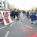 Protest u Novom Sadu: U blizini Železničke stanice crvenom bojom napisano - Bulevar krvavih ruku