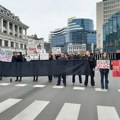 FOTO I VIDEO: Novi Sad po šesti put, dostojanstveno zastao na 15 minuta, batinaši napali građane kod Futoške pijace