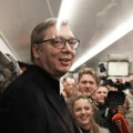 Vučić putuje vozom na skup u Sremsku Mitrovicu: Dočekan povicima "Aco Srbine"