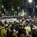 VIDEO Ovo je trenutak kada je policija krenula na građane: Kordon ide niz ulicu, uhapšene „pakuju“ u policijska vozila