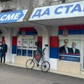 Razbijena stakla na prostorijama SNS-a u Novom Sadu (VIDEO)