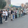 Održana ćutnja ispred Gradske uprave, povremeno blokirani pešački prelazi širom grada