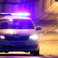 Veliki broj ljudi se okupio, vade čoveka iz uništenih kola Težak udes kod Pančevaca, na mesto udesa stigli i vatrogasci