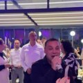 U Grčkoj kupio dva stana, a SAD pokazao koliko zarađuje: Naš pevač se opario na veselju, lepio sam sebi evre na čelo (foto)…