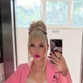 Raskopčala sako, a korset i grudi samo sevaju: Naša pevačica opalila selfi, retko je viđamo u ovakvom izdanju (foto)