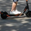ABS: Apel roditeljima da paze na decu prilikom korišćenja električnih trotineta