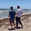 Šetao plažom pa naišao na jeziv prizor! Iz peska virilo stotine identičnih predmeta: "Misterija je kako su uopšte dospeli tu"…