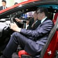 Epilog posete Kini i skok u nebesa: U stvarnosti gume i delovi, u fikciji leteći automobili i roboti