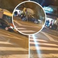 Sa flašom u ruci nasred puta, tetura se među automobilima: Neverovatan snimak pijanog čoveka kod Studenjaka