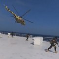 Huti oteli brod pun Bugara Snimili celu akciju, doleteli helikopterima, pa izvadili automate na palubi (video)