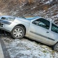 Saobraćajna nesreća kod Zaječara: Vozač renoa u krivini izgubio kontrolu i sleteo s puta, dvoje povređeno (foto)