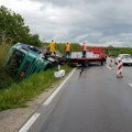 Teška saobraćajna nesreća kod Kruševca: Vozač šlepera izgubio kontrolu nad vozilom i sleteo sa puta