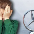 Vozač "mercedesa" ošamario dete sa autizmom?! Iznervirao se zbog iskrivljenog znaka, kamera sve snimila