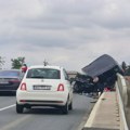 Karambol kod Bačkog Petrovca: Automobil visio sa mosta; Poginula žena, povređene tri devojčice FOTO