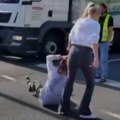 Za kosu, pa u žbunje! Pogledajte kako nemačka policajka rešava nasilne demonstrante (video)