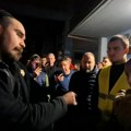 Bez skupa neonacista, pokušaj provokacije kod Pravnog fakulteta u Novom Sadu: Pogledajte raspravu studenata i ekstremnih…