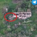 Grupa ukrajinskih vojnika utrčala u bunker, a onda je za njima stigao ruski dron (video)