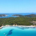 Lepota “jadranskih Kariba” u našem komšiluku oduzima dah: Miris borova, kristalno more i dobra zabava (VIDEO)