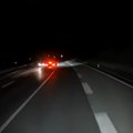 Snimak dva automobila na putu od koga se naježiš od glave do pete: „Ovo je za 30 godina zatvora! Treba mu oduzeti vozačku…