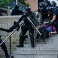 Policija pretukla novinare tokom protesta u Parizu (video)