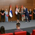 Vučić uručuje ugovore o radu zdravstvenim radnicima iz dijaspore koji se vraćaju u Srbiju