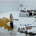 200 Planinara na Mont Everestu u strahu od smrti: Spasioci u trci sa vremenom, nezapamćena drama! (foto/video)