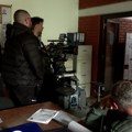 (Video) Ovako se snimaju akcione scene: Na setu serije "Plava krv", Jezdić kao policajac, a Radonjić žandarm: Štamparija…