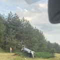 (Foto) automobil sleteo sa puta, pa se prevrnuo: Teška saobraćajna nesreća na Bubanj Potoku