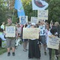 Protest ispred policijske stanice u Rakovici, okupljeni traže smenu načelnika policije