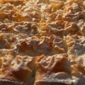Vranjska samsa je specijalitet koji ćete obožavati! Tajna je u tankim korama i belom luku