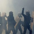 Na protestu u Tirani policija koristila suzavac i vodene topove (FOTO)