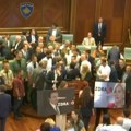 Kurtija gađali flašom! Ponovo haos u kosovskoj Skupštini, reagovalo obezbeđenje