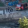 Dramatični prizor u Nišu! Vozač sleteo automobilom u reku: Hitne službe pokušavaju da ga izvuku, ostao bez svesti