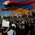 Haos na ulicama Jerevana: Demonstranti opkolili ulice kod vlade, traže ostavku Pašinjana zbog Nagorno-Karabaha FOTO