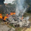 Gorelo na Uspenskom groblju Palili rastinje i panjeve, umalo došlo do požara