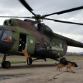 Obuka za protivteroristička dejstva vodiča i službenih pasa. Dresirani psi izveli napad i iz helikoptera (FOTO)