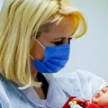 Ministarka Kisić provela novogodišnje jutro sa prvim bebama rođenim u Zrenjaninu: Imala je i želje za njih