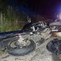 Teška nesreća u Omišu: Jedna osoba poginula nakon pada s motora, druga se bori za život