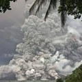 FOTO Nestvarne scene u Indoneziji: Oblak dima se širi iz vulkana, više od 12.000 ljudi evakuisano