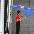 Albanac došao kod stadiona sa zastavom tzv. Kosova da provocira Srbe: Mahao i smejao se, a pogledajte mu dres!