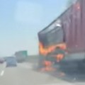 Gori kamion na: Auto-putu u Beogradu Plamen zahvatio i kabinu, širi se gust crni dim (video)