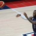 Lebron Džejms nosi zastavu SAD na Olimpijskim igrama u Parizu