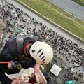 Počast stradalima sa vrha Zastavinog solitera u Kragujevcu: I alpinisti uz studente (FOTO)