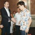 Na dodeli diploma u Bečeju đak generacije odbio da se rukuje s predsednikom opštine