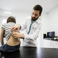 Šta je misteriozni virus koji pogađa decu? Simptomi se javljaju već prvog dana