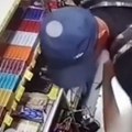Snimak razbojnika koji je orobio trafiku na Novom Beogradu: Nasrnuo na ženu s nožem, držao joj ruku na ustima