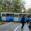 (Foto) drama kod novog sada: Autobus proklizao na putu, skroz ga preprečio, saobraćaj u prekidu