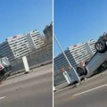 Teška nezgoda na Mostu na Adi: Prevrnuo se automobil, hitne službe na licu mesta