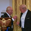 "Da nije bilo nas, govorili biste francuski" Kralj Čarls "potkačio" Amerikance, publika pala u trans: Svi gledali Trampovu…